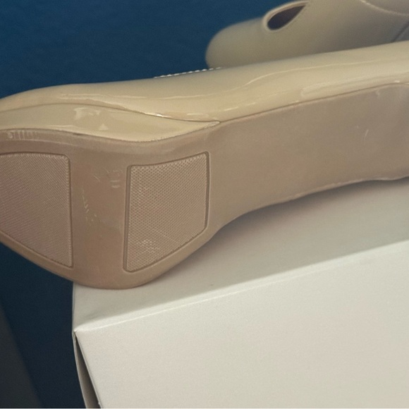 Sz 6- Nude colored patent heels - Picture 3 of 10